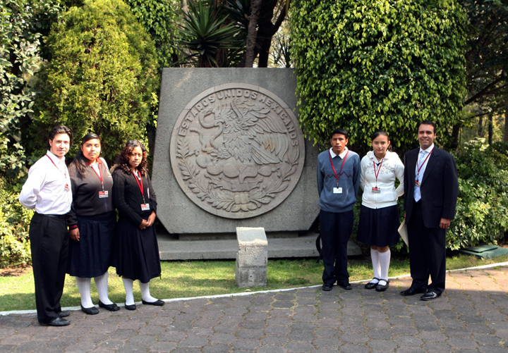 Mayor for a Day contest winners from left to right: Castillo, Aleman, Gonzalez and Mejicanos visit Los Pinos. 