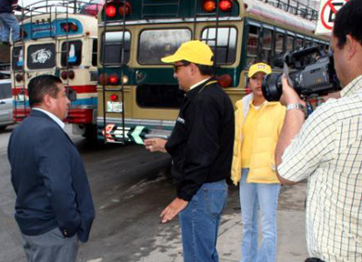 Mayor Say (left) talks with a voter about transportation infrastructure projects at the “Four Corners” intersection, a busy thoroughfare on the Central American Highway that runs through the municipality.