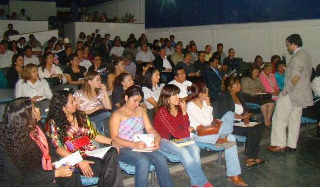 Chilean expert Roberto Osorio speaks with municipal staff.