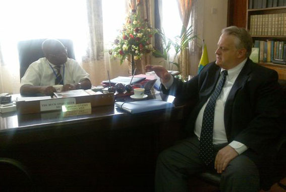 IRI Board Member Richard Williamson (right) meets with Mombasa Council Town Clerk Tubmun Otieno.