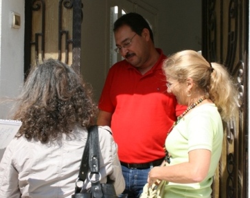 Women from the Afek political party talk to a voter in Tunis.