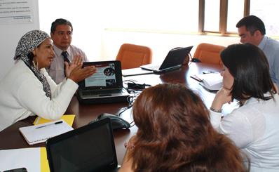 Mayor Rivera (left) talks about replicate Cómo Vamos in San Benito.