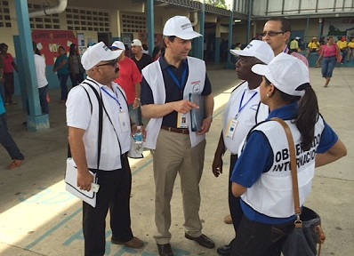 Governor Fortuño (second from left) talks to election observers during Panama’s elections.
