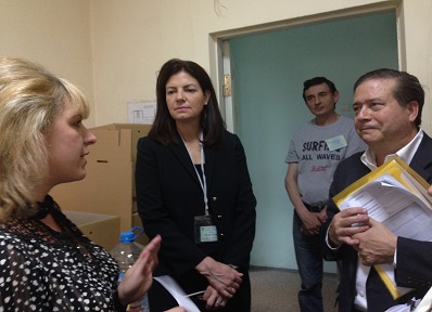 Sen. Ayotte (center) talks with a polling chairwoman.