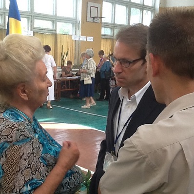 Con. Roskam (center) visits with a poll worker.