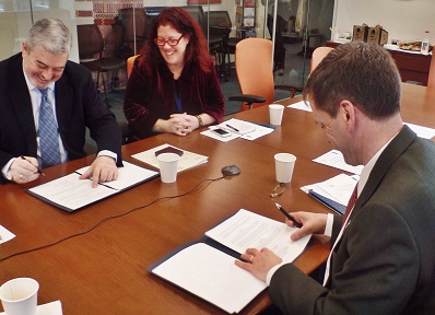 Green (right) and Martínez-Solimán sign the MOU.