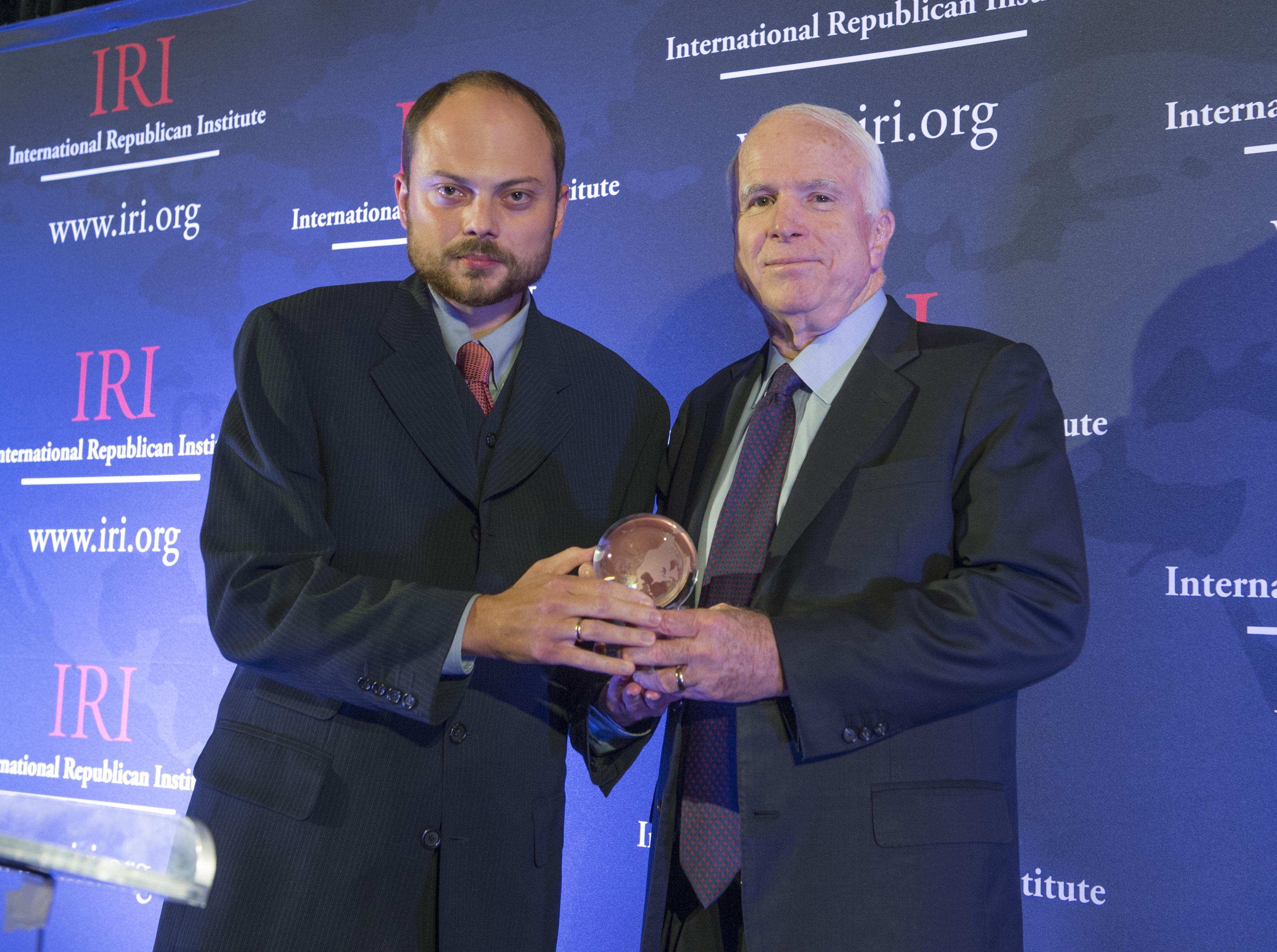 Sen. McCain (right) and Kara-Murza pose for  a photo.