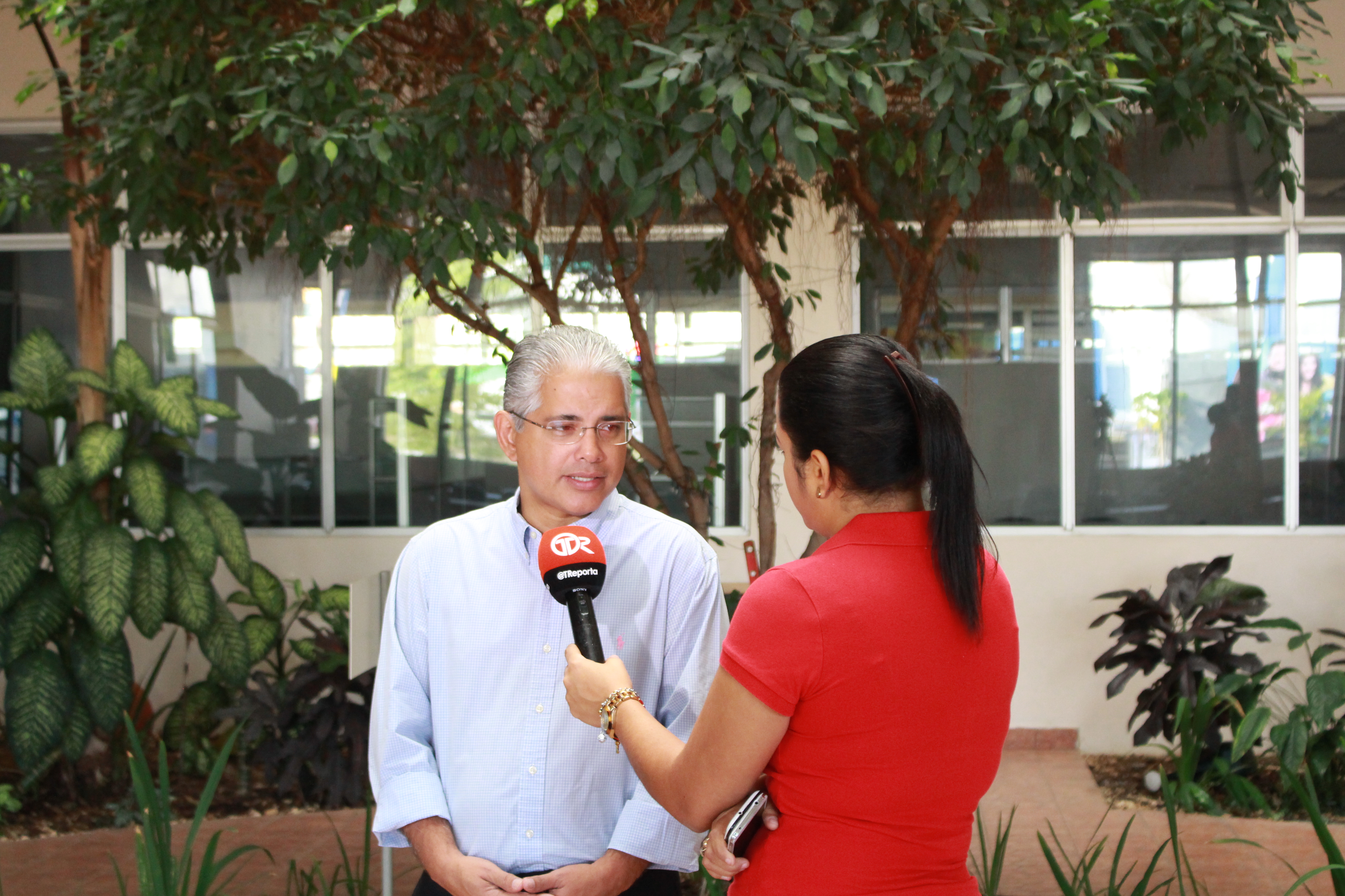 Panama City Mayor, José Isabel Blandón Figueroa, promotes “Tengo Un Idea” when talking with the press.