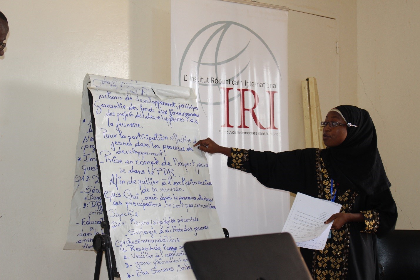 A young Nigerien women presents the recommendations of her working group during IRI’s regional youth dialogue in Tillabéri, Niger.