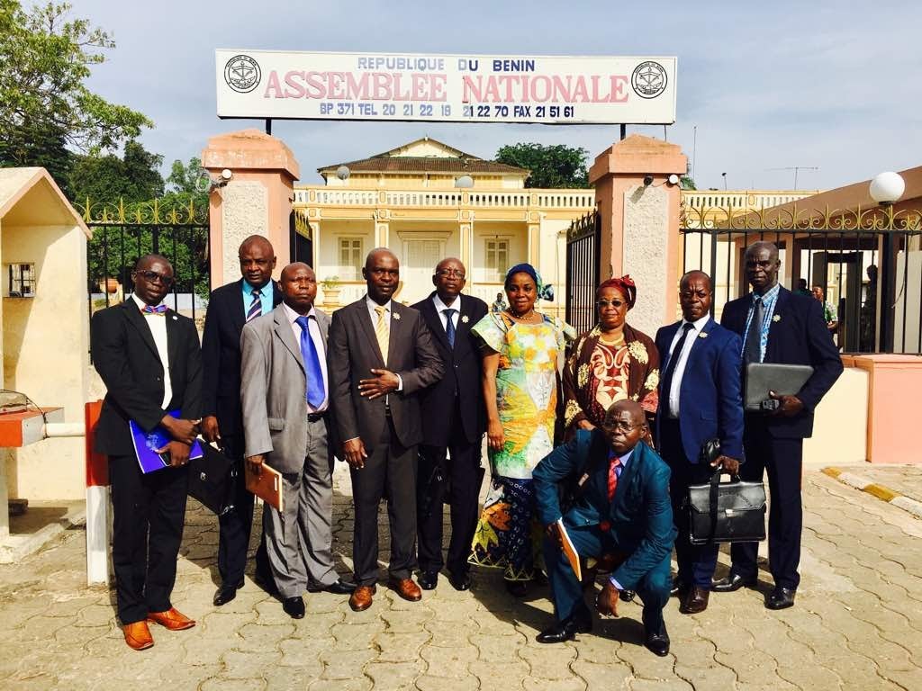 The study tour delegation poses in front of the Benin National Assembly. 