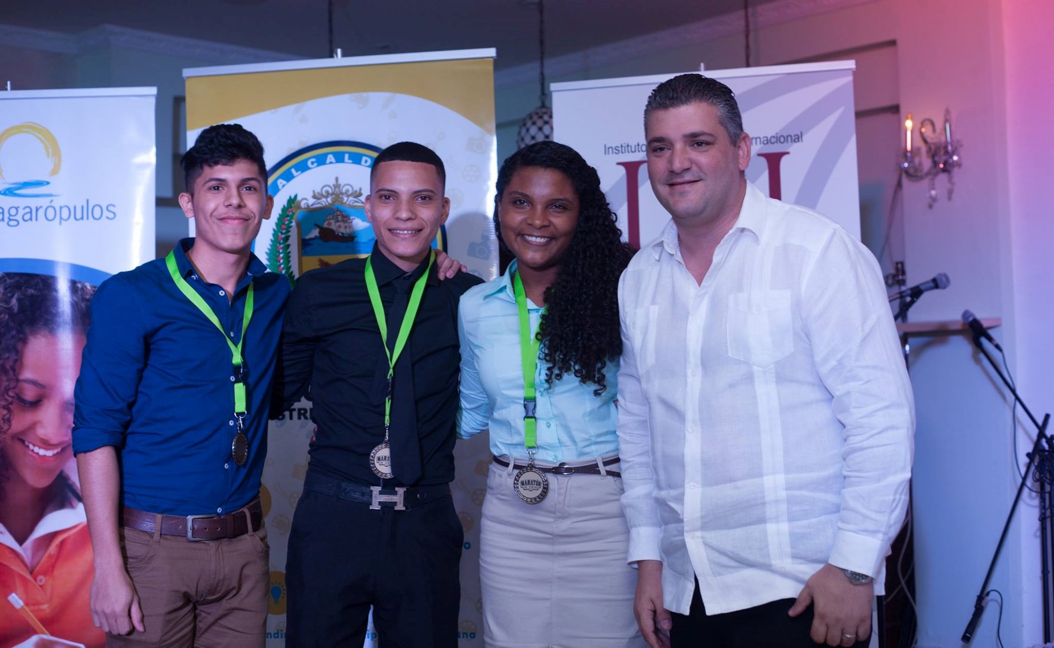 Mayor Federico Policani of Colon (right) congratulates the winning team.