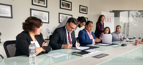 IRI Resident Program Director Max Zaldivar signs a memorandum of understanding with the Business Coordinating Council of Hidalgo, which will contribute materials and personnel to IRI’s alternative conflict resolution training series across the state. Collaboration with local institutions is vital to the success of IRI’s capacity-building efforts.