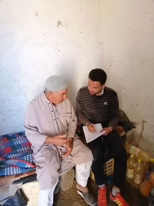 An IRADA volunteer speaks with a shopkeeper in Tozeur city and encourages him to register and vote. 