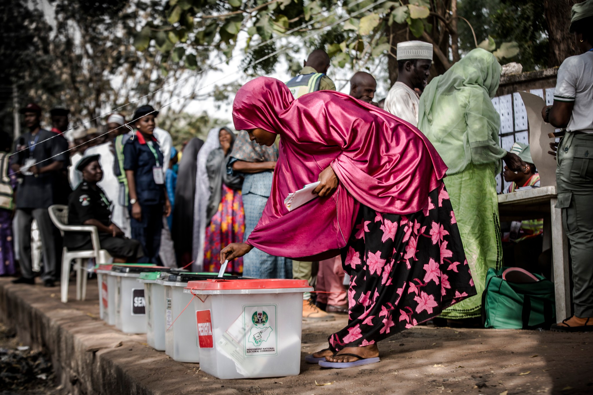 A Nigerian woman casts her vote