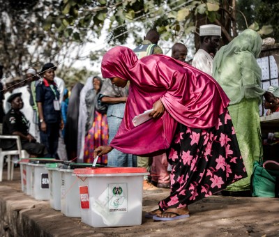 A Nigerian woman casts her vote