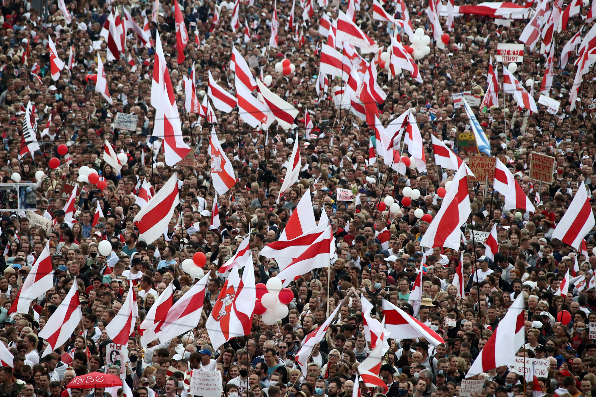 Thousands of people gather to rally in Minsk