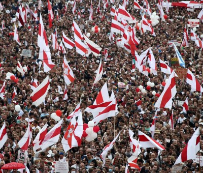 Thousands of people gather to rally in Minsk