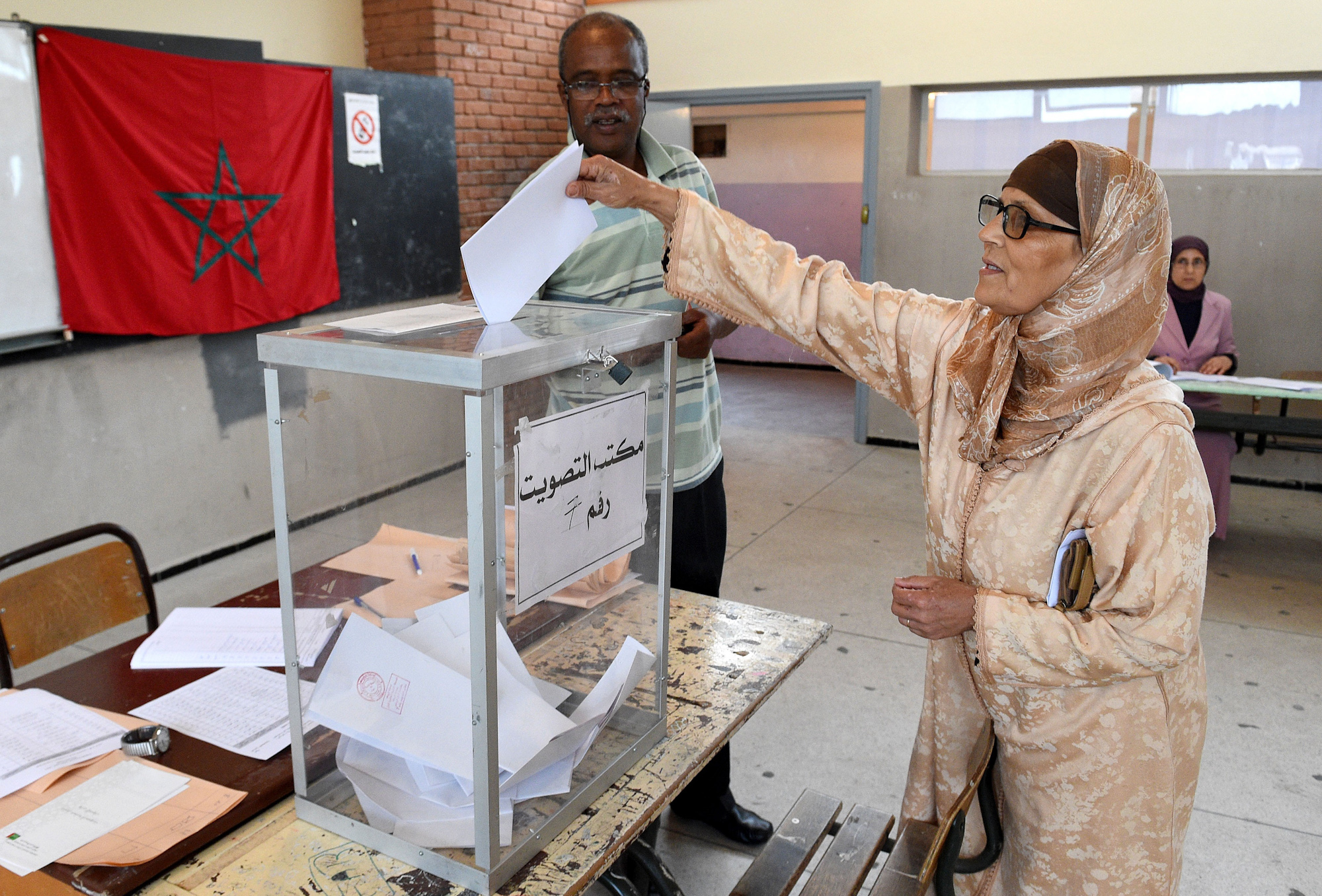 A Moroccan woman casts her vote