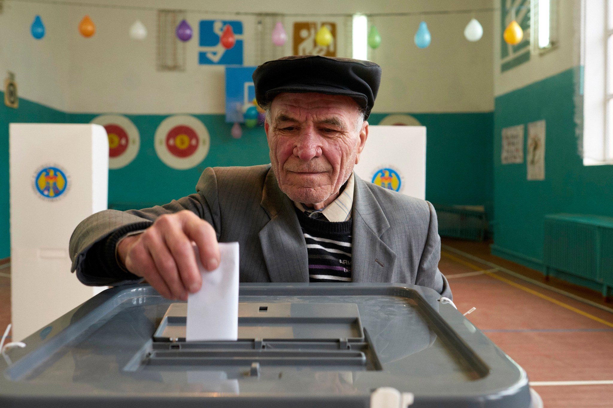 Voter casts ballot in Moldova