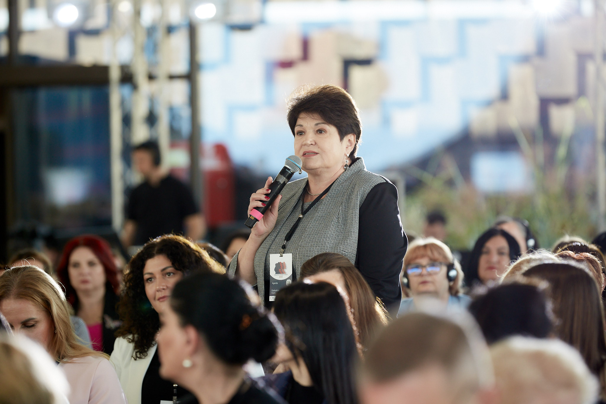 A participant asks a question to panelists at the Moldova Women Forum.